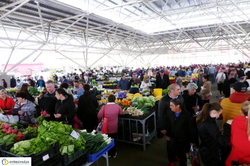 Húsvétra készülve a piacon - fotó Szarka Lajos