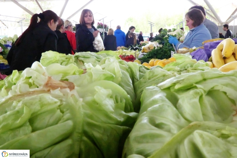 Húsvétra készülve a piacon - fotó Szarka Lajos