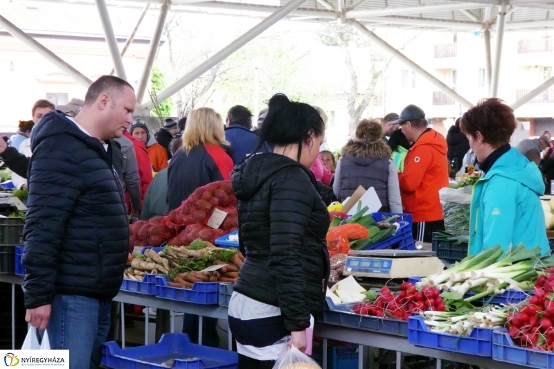 Húsvétra készülve a piacon - fotó Szarka Lajos