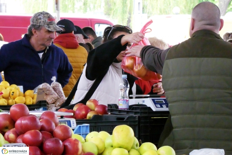 Húsvétra készülve a piacon - fotó Szarka Lajos