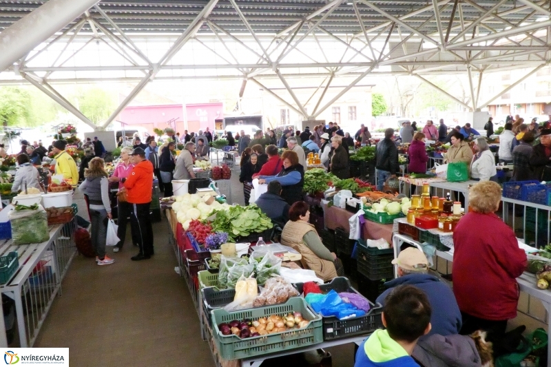 Húsvétra készülve a piacon - fotó Szarka Lajos