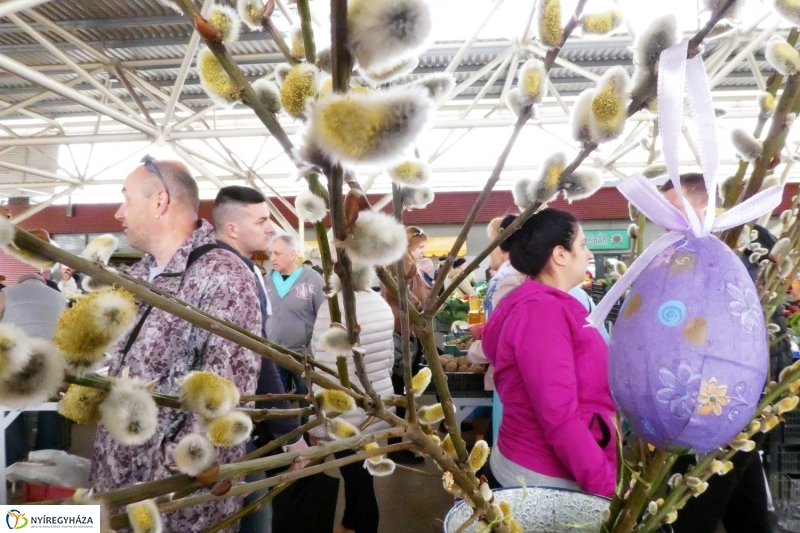 Húsvétra készülve a piacon - fotó Szarka Lajos