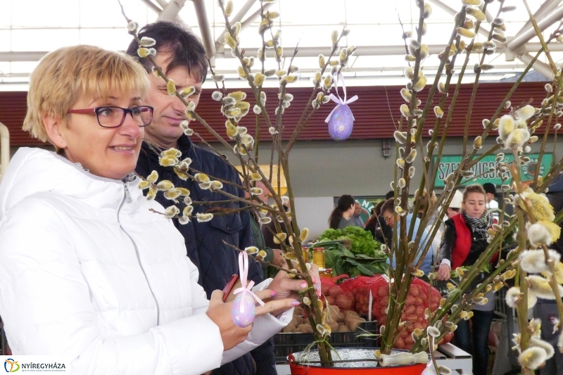 Húsvétra készülve a piacon - fotó Szarka Lajos