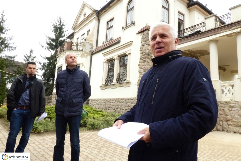 Helyszíni bejárás a Bencs Villánál - fotó Szarka Lajos