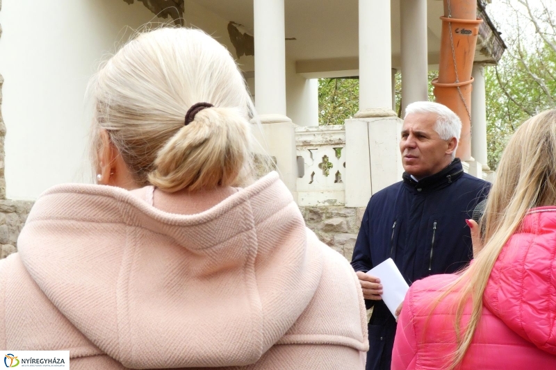 Helyszíni bejárás a Bencs Villánál - fotó Szarka Lajos
