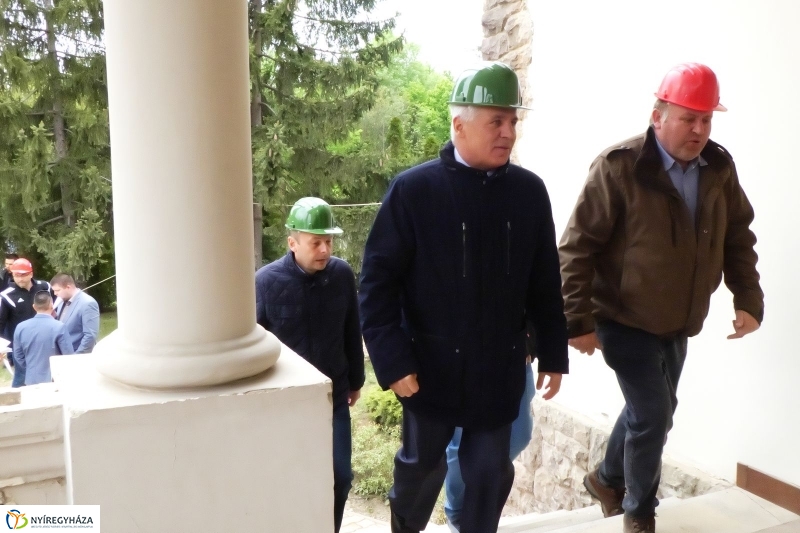 Helyszíni bejárás a Bencs Villánál - fotó Szarka Lajos