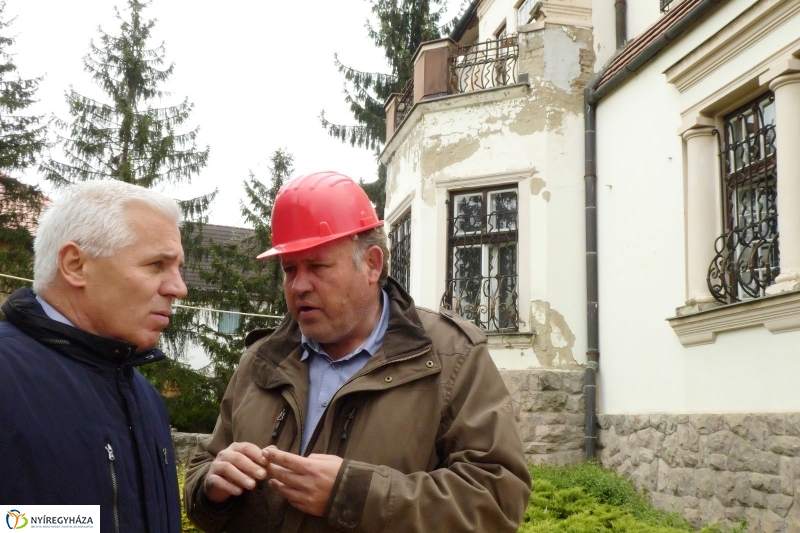 Helyszíni bejárás a Bencs Villánál - fotó Szarka Lajos