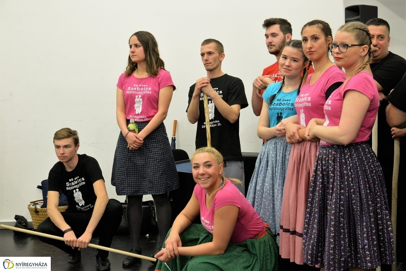 A 60 éves jubileumi gálára próbál a Szabolcs Táncegyüttes