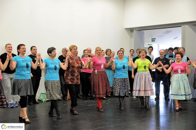 A 60 éves jubileumi gálára próbál a Szabolcs Táncegyüttes