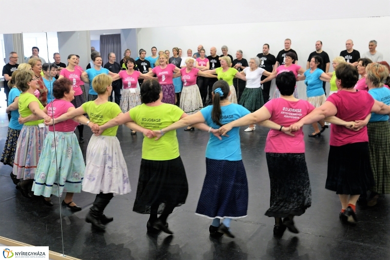 A 60 éves jubileumi gálára próbál a Szabolcs Táncegyüttes