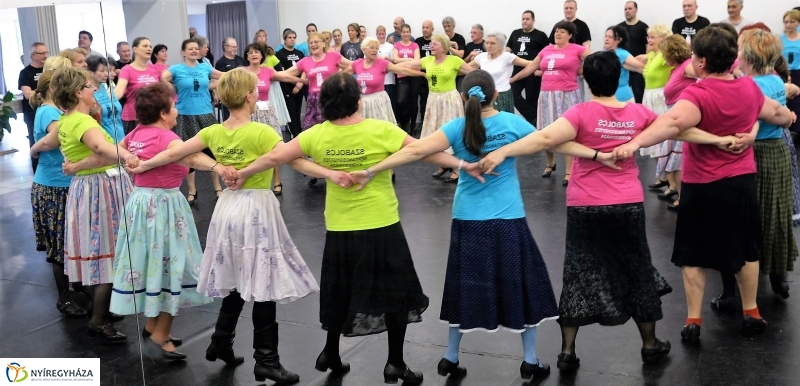 A 60 éves jubileumi gálára próbál a Szabolcs Táncegyüttes