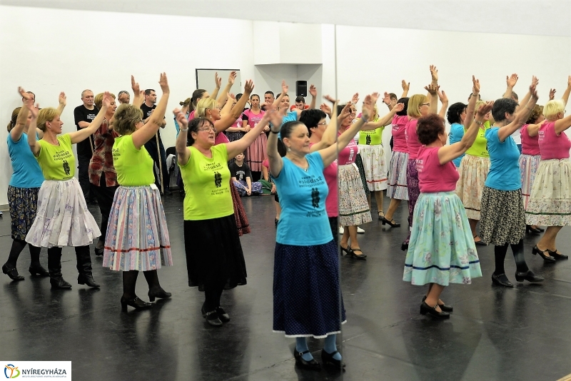 A 60 éves jubileumi gálára próbál a Szabolcs Táncegyüttes