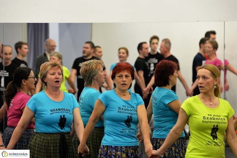 A 60 éves jubileumi gálára próbál a Szabolcs Táncegyüttes