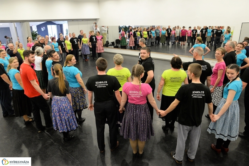 A 60 éves jubileumi gálára próbál a Szabolcs Táncegyüttes