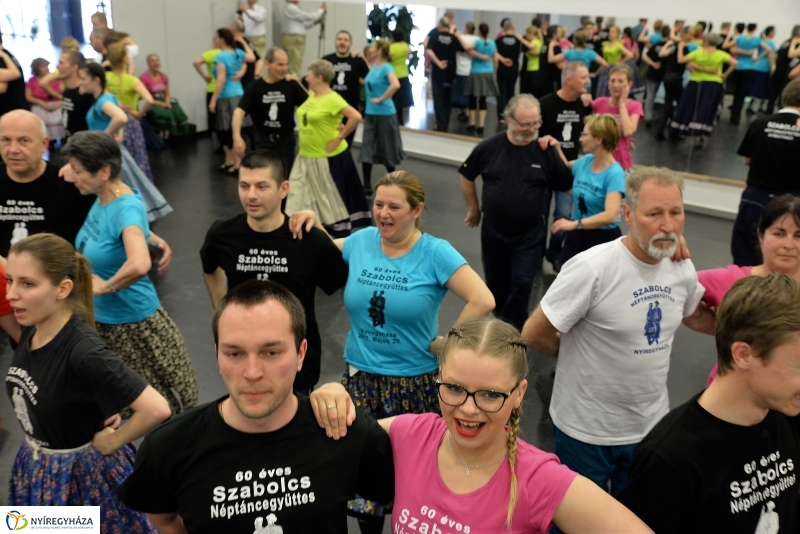 A 60 éves jubileumi gálára próbál a Szabolcs Táncegyüttes