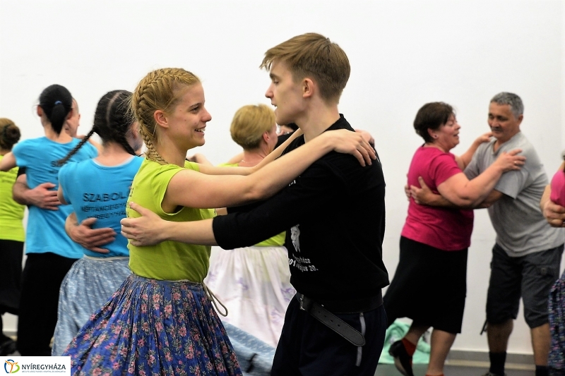 A 60 éves jubileumi gálára próbál a Szabolcs Táncegyüttes