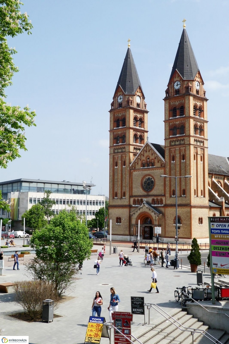 Tavasz a belvárosban - fotó Szarka Lajos