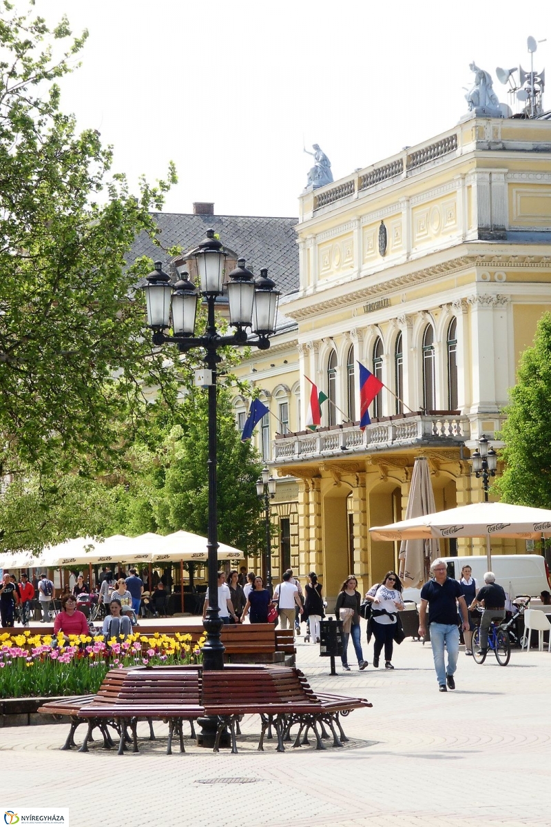 Tavasz a belvárosban - fotó Szarka Lajos