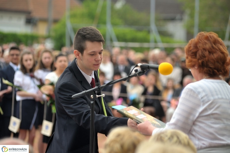 Ballagás a Vasvári gimiben - fotó Szarka Lajos