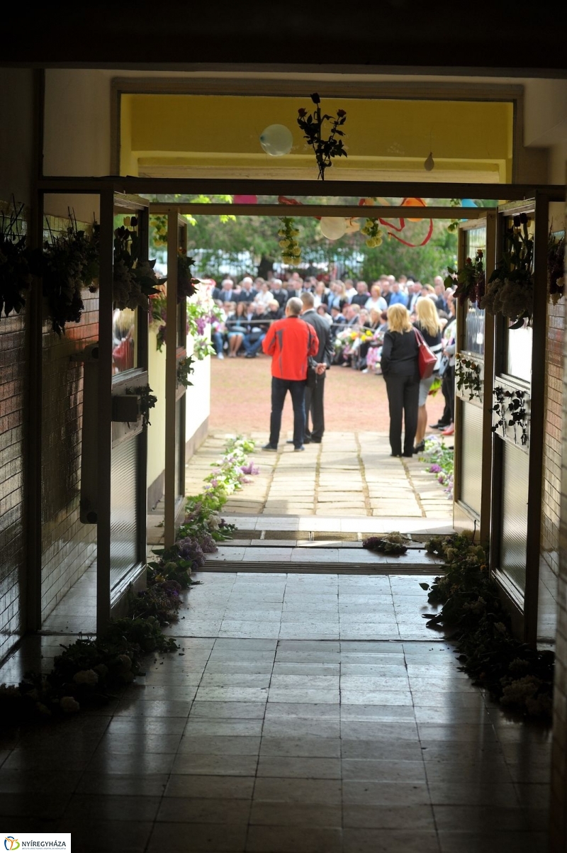 Ballagás a Vasvári gimiben - fotó Szarka Lajos