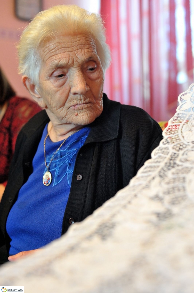 Szépkorú köszöntése - Botos Margit - fotó Szarka Lajos