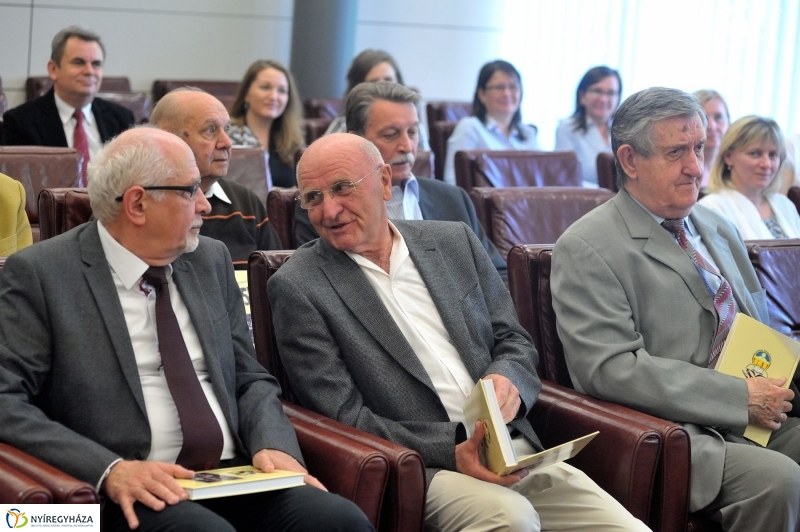 Jubileumi könyvbemutató az egyetemen - fotó Szarka Lajos
