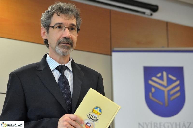 Jubileumi könyvbemutató az egyetemen - fotó Szarka Lajos