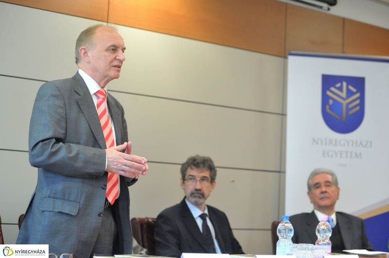 Jubileumi könyvbemutató az egyetemen - fotó Szarka Lajos