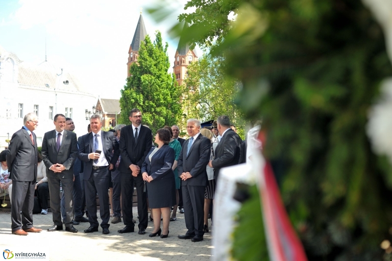 Emlékezés a Városalapító atyák szobránál - fotó Szarka Lajos