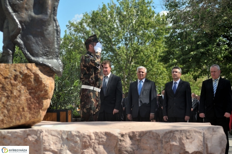 Emlékezés a Városalapító atyák szobránál - fotó Szarka Lajos