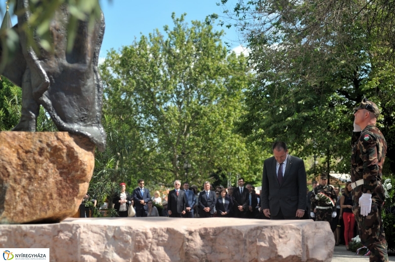 Emlékezés a Városalapító atyák szobránál - fotó Szarka Lajos