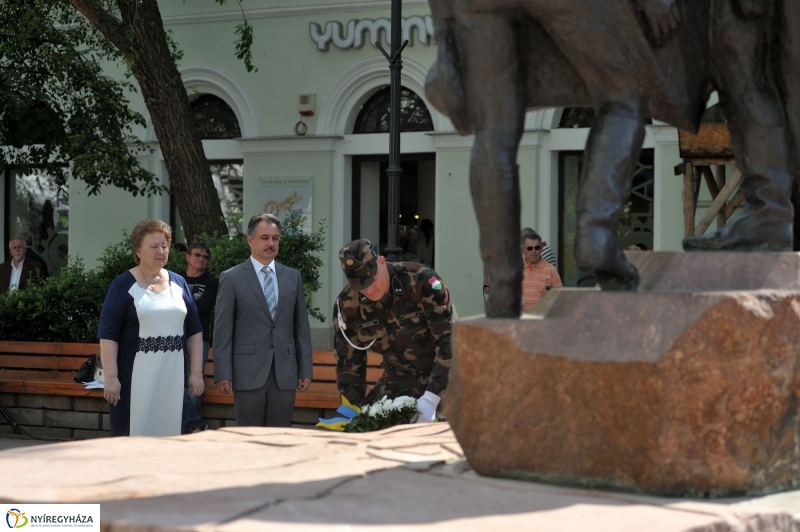 Emlékezés a Városalapító atyák szobránál - fotó Szarka Lajos