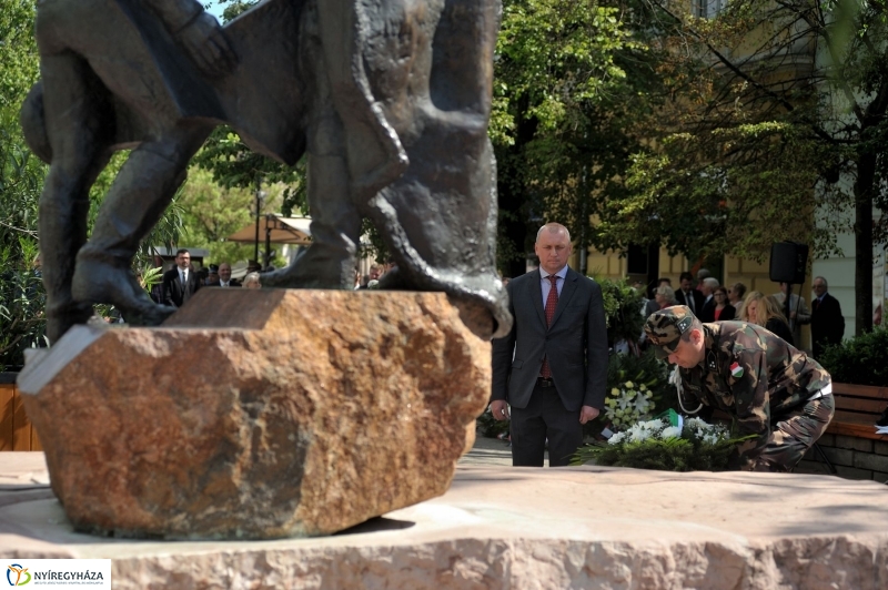 Emlékezés a Városalapító atyák szobránál - fotó Szarka Lajos