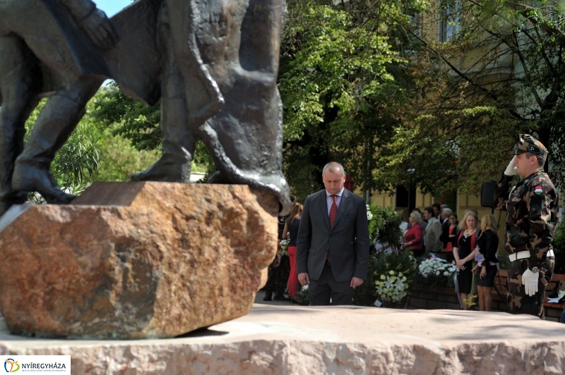 Emlékezés a Városalapító atyák szobránál - fotó Szarka Lajos
