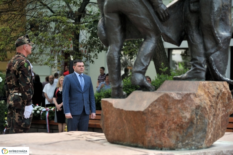 Emlékezés a Városalapító atyák szobránál - fotó Szarka Lajos