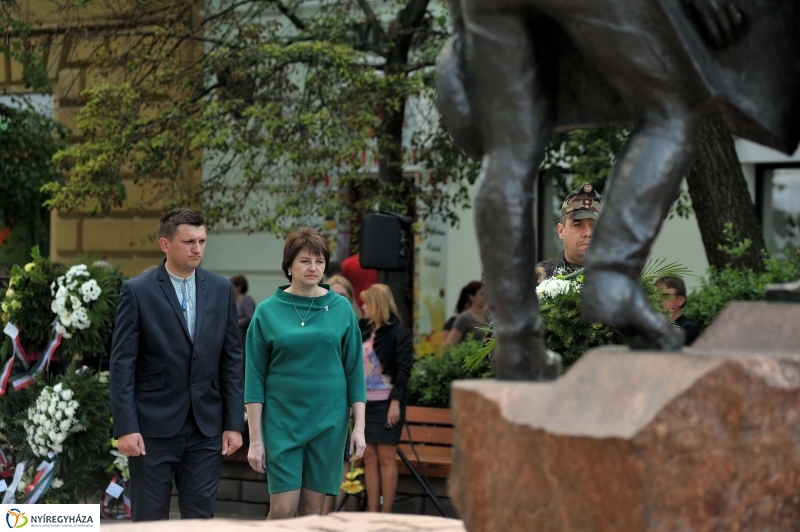 Emlékezés a Városalapító atyák szobránál - fotó Szarka Lajos