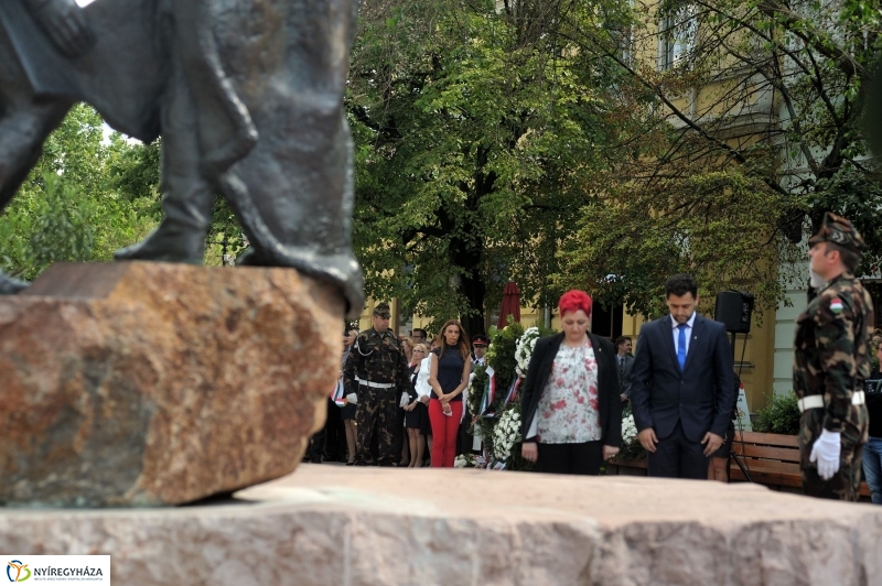 Emlékezés a Városalapító atyák szobránál - fotó Szarka Lajos