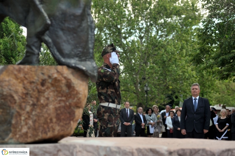 Emlékezés a Városalapító atyák szobránál - fotó Szarka Lajos