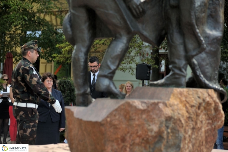 Emlékezés a Városalapító atyák szobránál - fotó Szarka Lajos