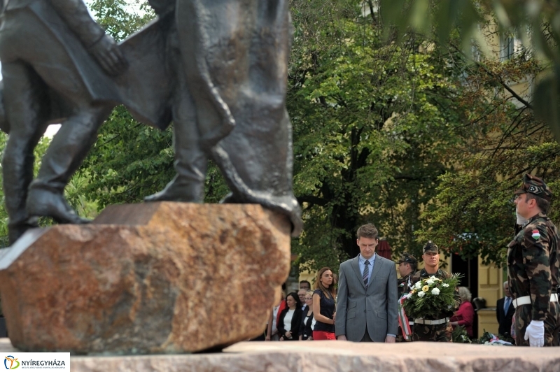 Emlékezés a Városalapító atyák szobránál - fotó Szarka Lajos