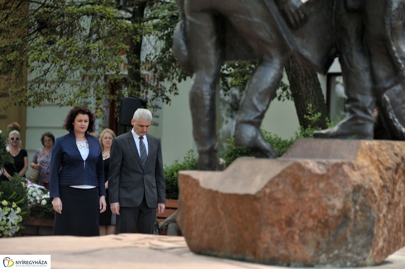 Emlékezés a Városalapító atyák szobránál - fotó Szarka Lajos