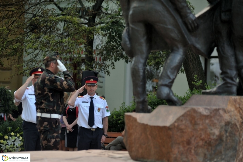 Emlékezés a Városalapító atyák szobránál - fotó Szarka Lajos