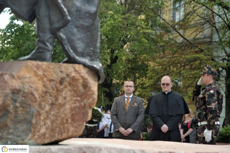 Emlékezés a Városalapító atyák szobránál - fotó Szarka Lajos