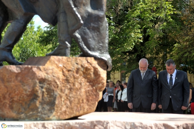 Emlékezés a Városalapító atyák szobránál - fotó Szarka Lajos
