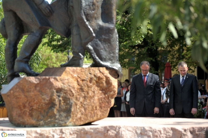 Emlékezés a Városalapító atyák szobránál - fotó Szarka Lajos