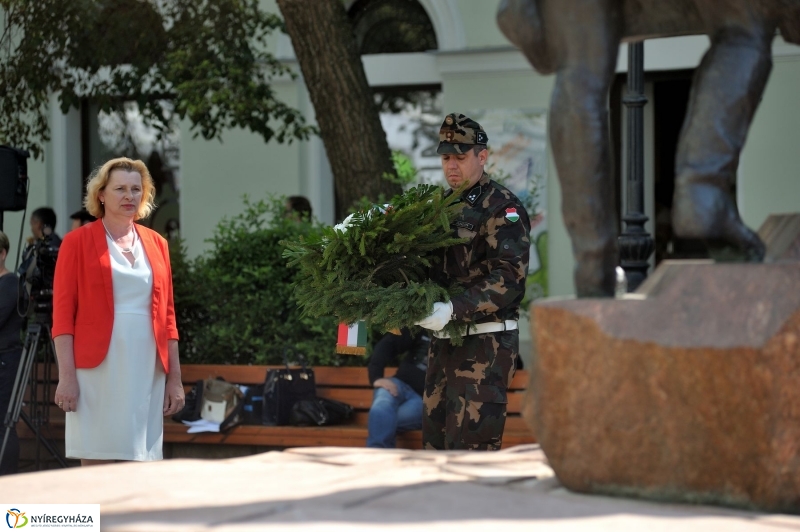 Emlékezés a Városalapító atyák szobránál - fotó Szarka Lajos