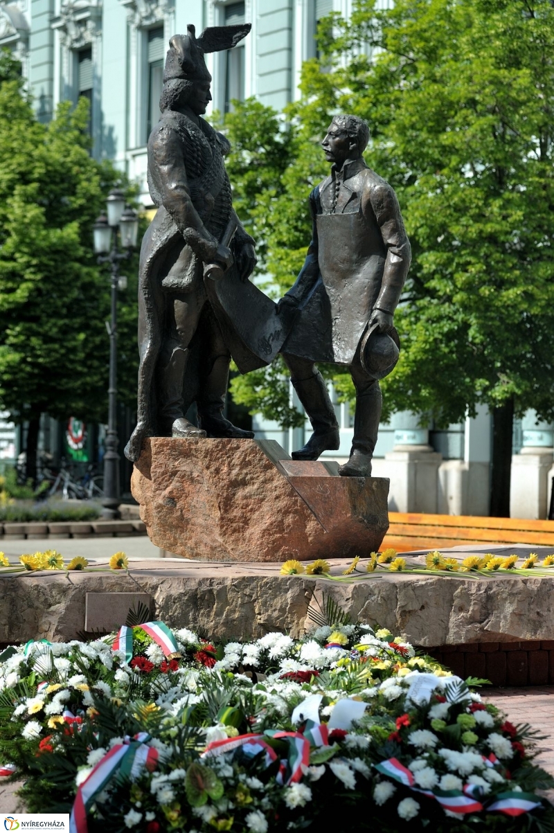 Emlékezés a Városalapító atyák szobránál - fotó Szarka Lajos