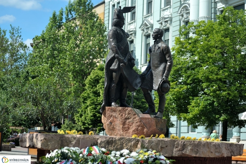 Emlékezés a Városalapító atyák szobránál - fotó Szarka Lajos