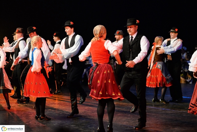 A Szabolcs Néptáncegyüttes jubileumi gálája