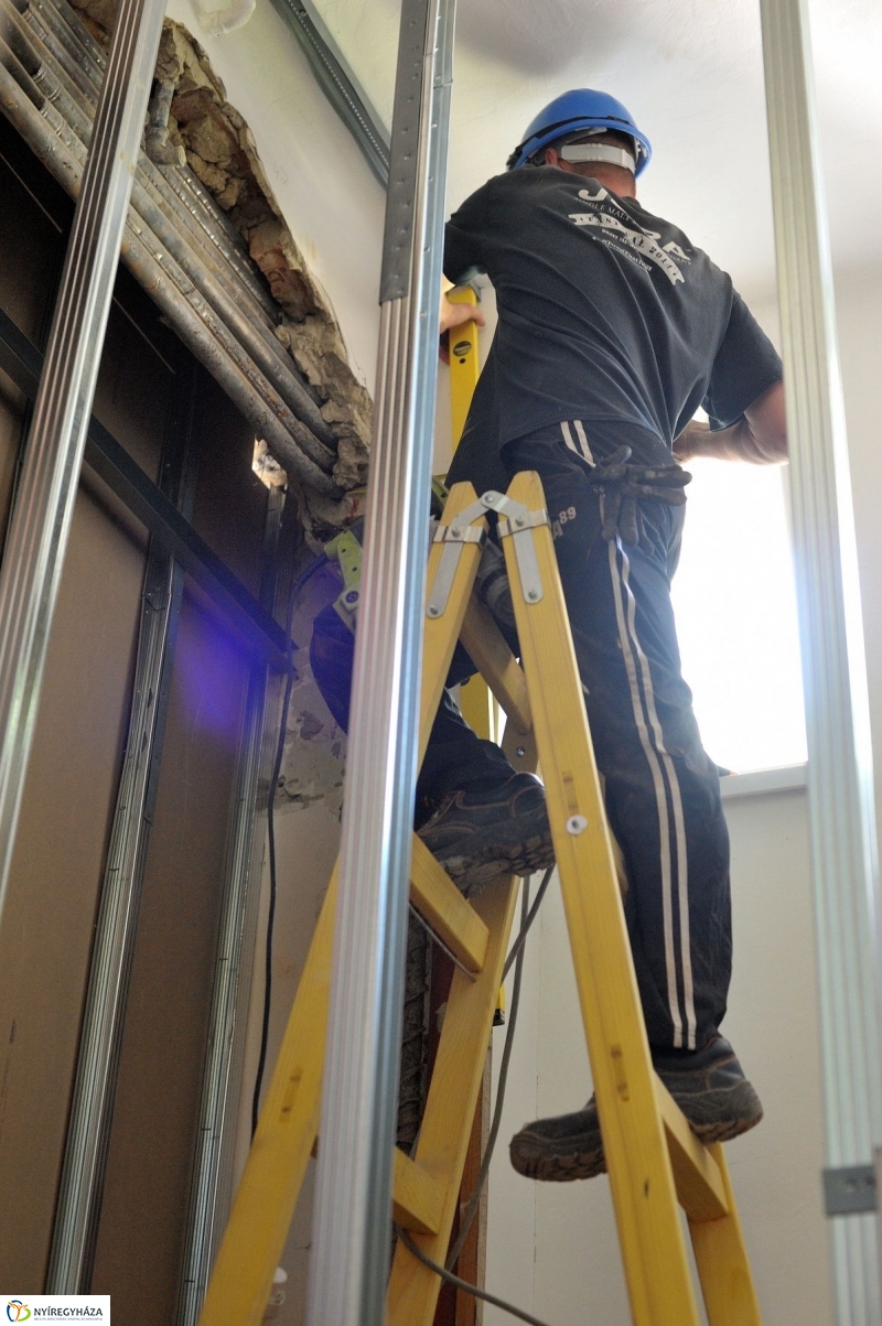 Helyszíni bejárás a Városi Rendelőintézetnél - fotó Szarka Lajos